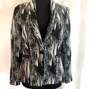Elegant Monochrome Women's Blazer